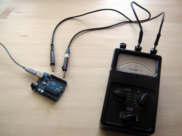 Starý Avomet II připojený na digitální pin 3 Arduina.