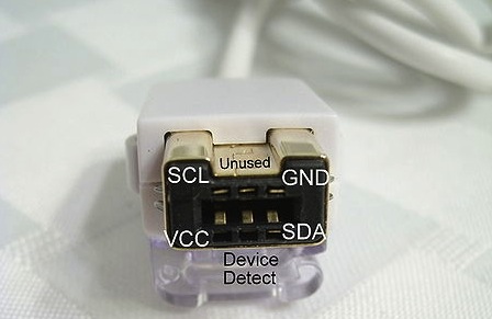 Konektor ovladače Wii Nunchuk.