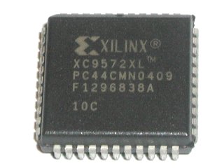 Obvod CPLD XC9572XL od firmy Xilinx v pouzdru PLCC44.