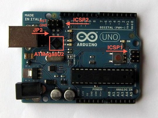 ICSP konektory a ATMega8U2 na Arduino Uno rev 2.
