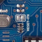 Plošky RESET-EN umožňují softwarový reset Arduina.