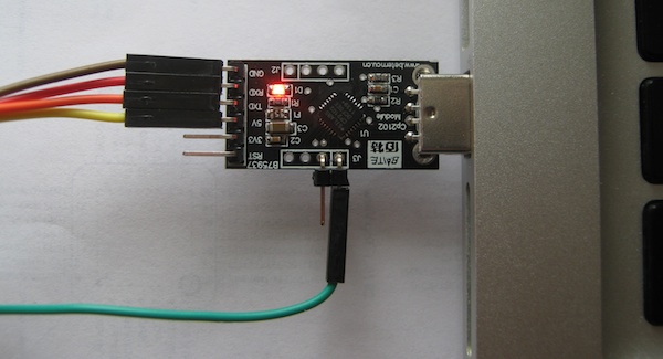 USB-UART převodník s čipem CP2102.