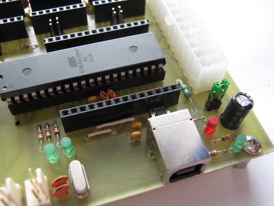 Zelený jumper v pravé části připojí elektroniku k 5V stand-by, které poskytuje ATX zdroj.