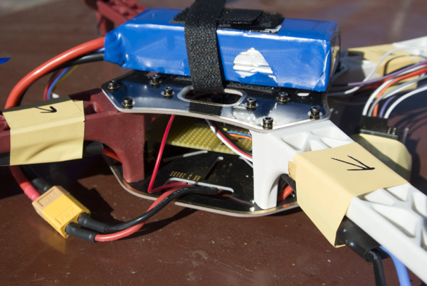 DPS s elektronikou je uprostřed, nahoře baterie se suchým zipem, vlevo dole je konektor XT60.