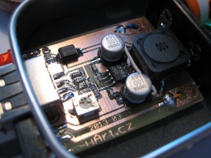 Detail osazené DPS. Vlevo je USB konektor.