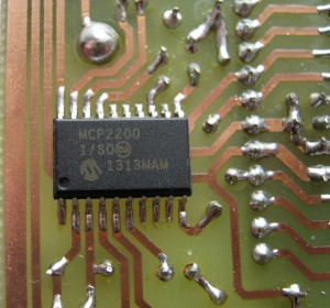 MCP2200 jde na spodní stranu, pin číslo 1 směřuje k hraně DPS.
