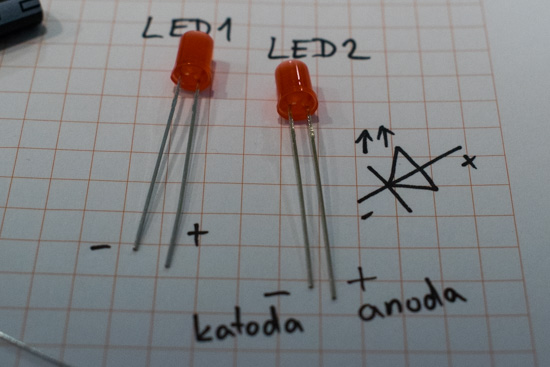 Obě červené LED označené jako LED1 a LED2.