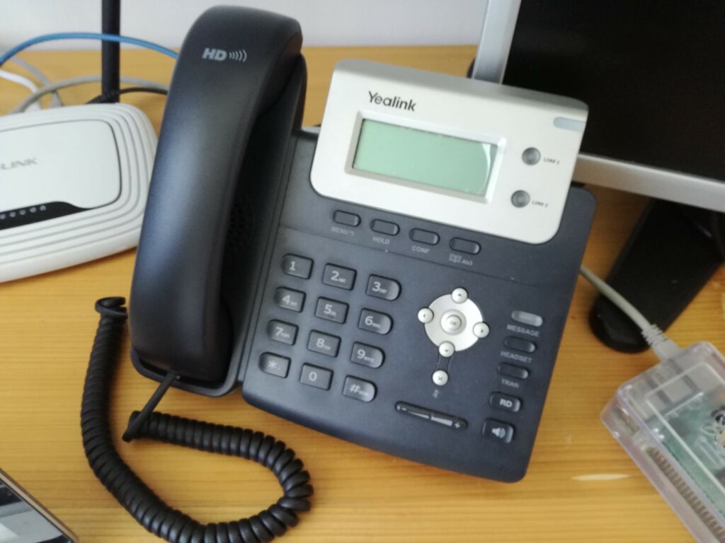 VoIP telefon, jeden ze dvou.